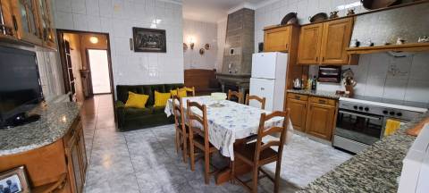 Moradia T5 com garagem e jardim em Miranda do Douro