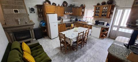 Moradia T5 com garagem e jardim em Miranda do Douro