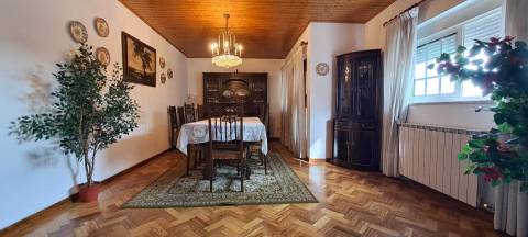 Moradia T5 com garagem e jardim em Miranda do Douro