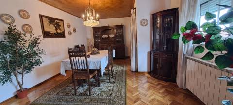 Moradia T5 com garagem e jardim em Miranda do Douro