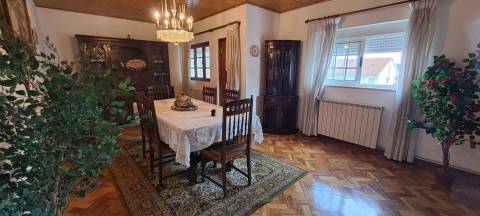 Moradia T5 com garagem e jardim em Miranda do Douro