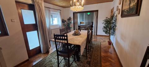 Moradia T5 com garagem e jardim em Miranda do Douro