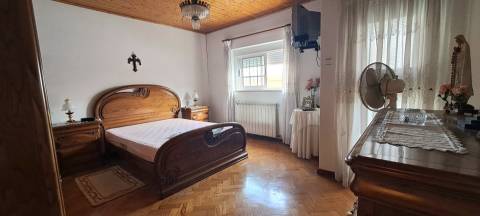 Moradia T5 com garagem e jardim em Miranda do Douro