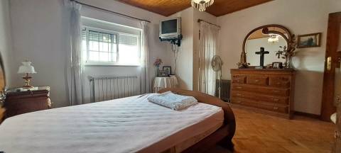 Moradia T5 com garagem e jardim em Miranda do Douro