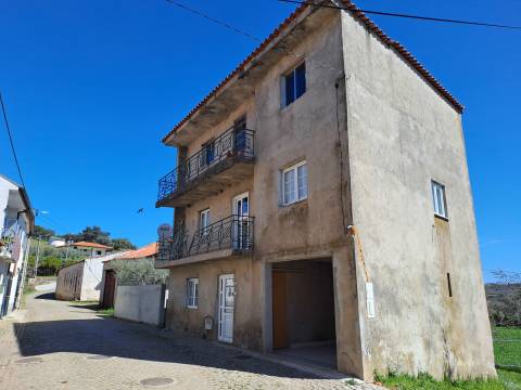 Moradia T4 em Atenor, Miranda do Douro