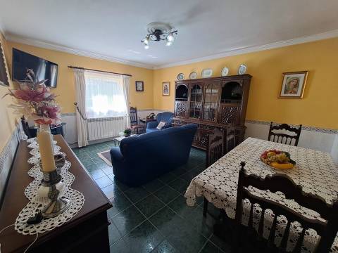 Moradia T4 com garagem e quintal em Teixeira, Miranda do Douro
