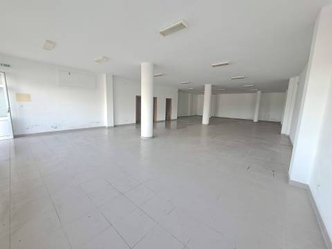 Loja Comercial em Mirnada do Douro