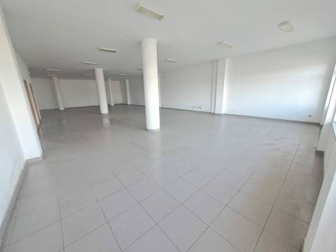 Loja Comercial em Mirnada do Douro