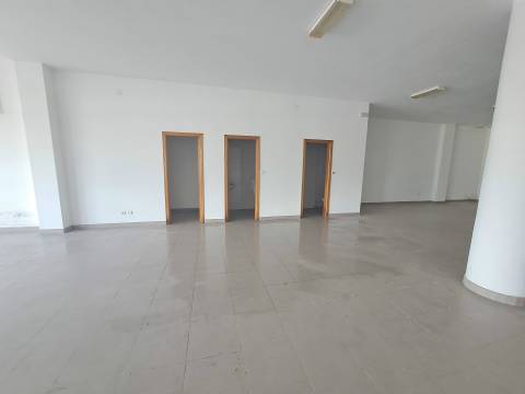 Loja Comercial em Mirnada do Douro