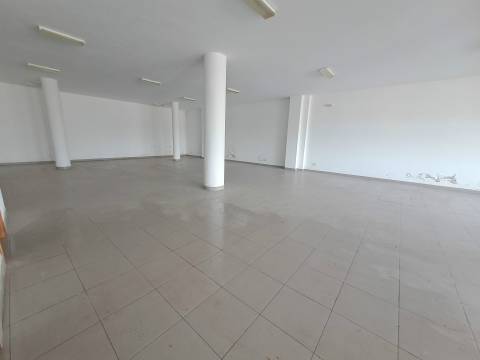 Loja Comercial em Mirnada do Douro