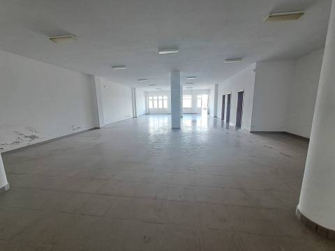 Loja Comercial em Mirnada do Douro