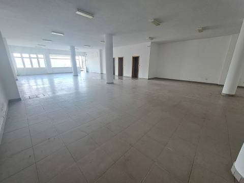 Loja Comercial em Mirnada do Douro