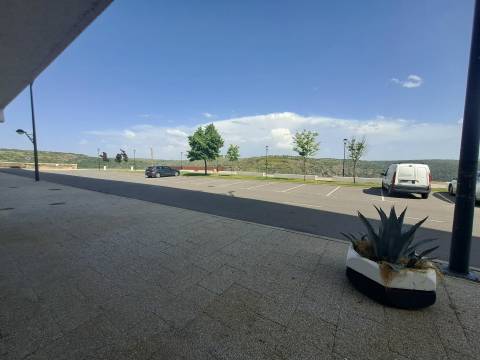 Loja Comercial em Mirnada do Douro