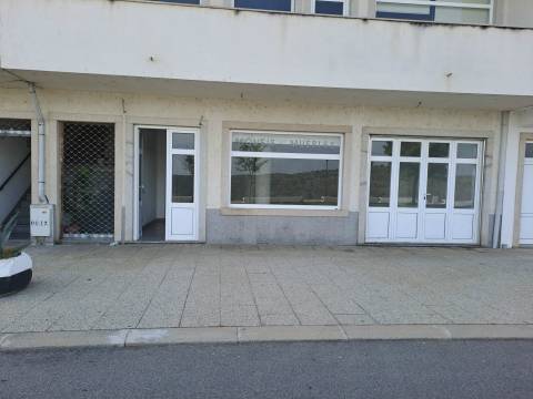 Loja Comercial em Mirnada do Douro