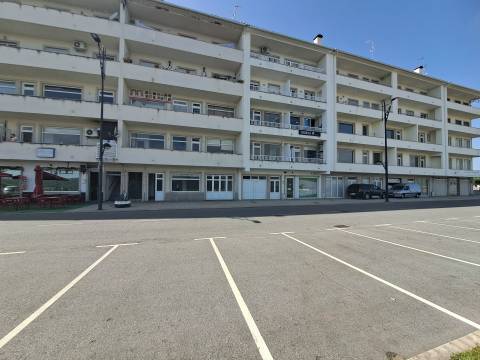 Loja Comercial em Mirnada do Douro