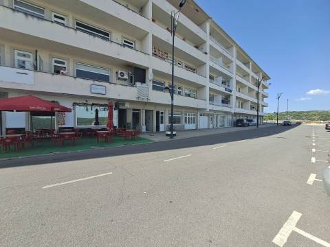 Loja Comercial em Mirnada do Douro