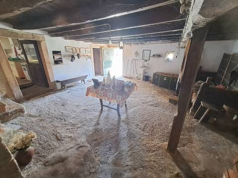 Moradia para restaurar em Vilar Seco, Vimioso