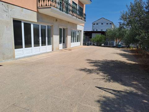 Loja Comercial em Sendim