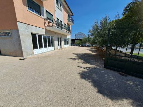 Loja Comercial em Sendim