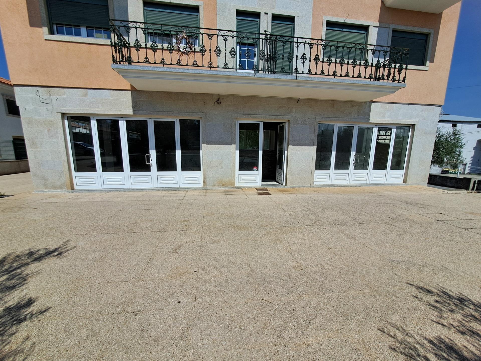 Loja Comercial em Sendim
