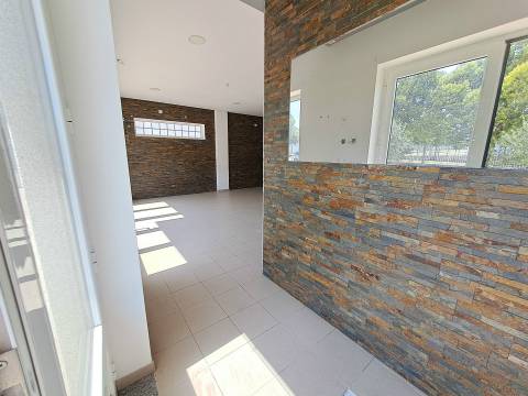 Loja Comercial em Sendim