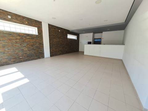 Loja Comercial em Sendim