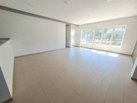 Loja Comercial em Sendim