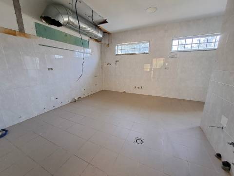 Loja Comercial em Sendim