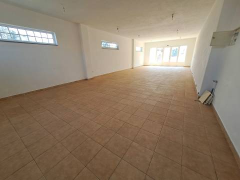 Loja Comercial em Sendim