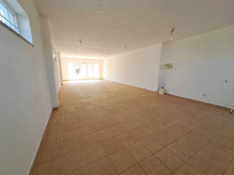 Loja Comercial em Sendim