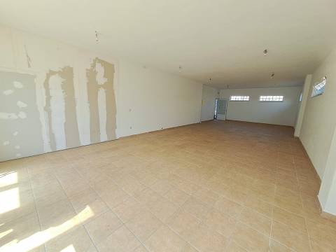 Loja Comercial em Sendim