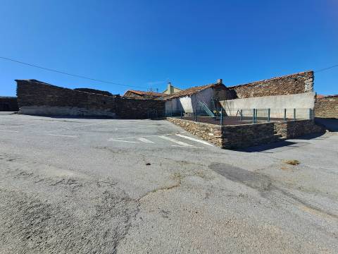 Moradia para restaurar em Teixeira, Miranda do Douro
