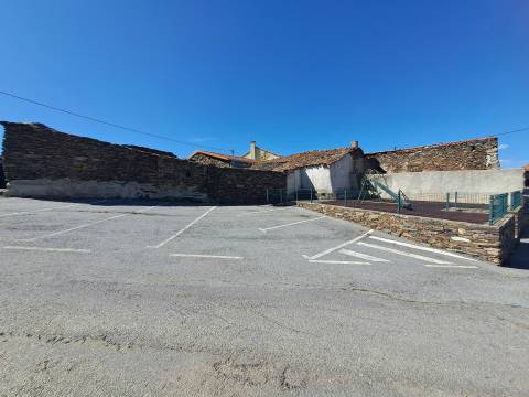 Moradia para restaurar em Teixeira, Miranda do Douro