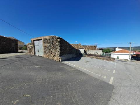 Moradia para restaurar em Teixeira, Miranda do Douro