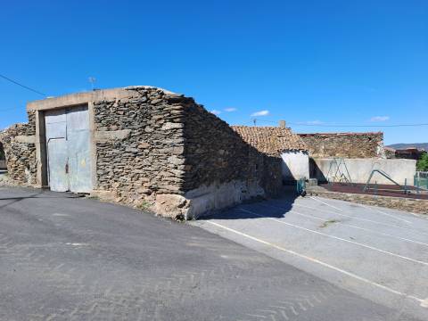 Moradia para restaurar em Teixeira, Miranda do Douro