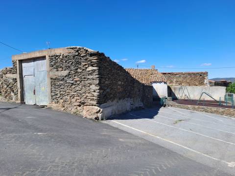 Moradia para restaurar em Teixeira, Miranda do Douro