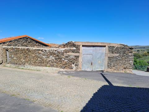 Moradia para restaurar em Teixeira, Miranda do Douro