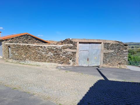 Moradia para restaurar em Teixeira, Miranda do Douro