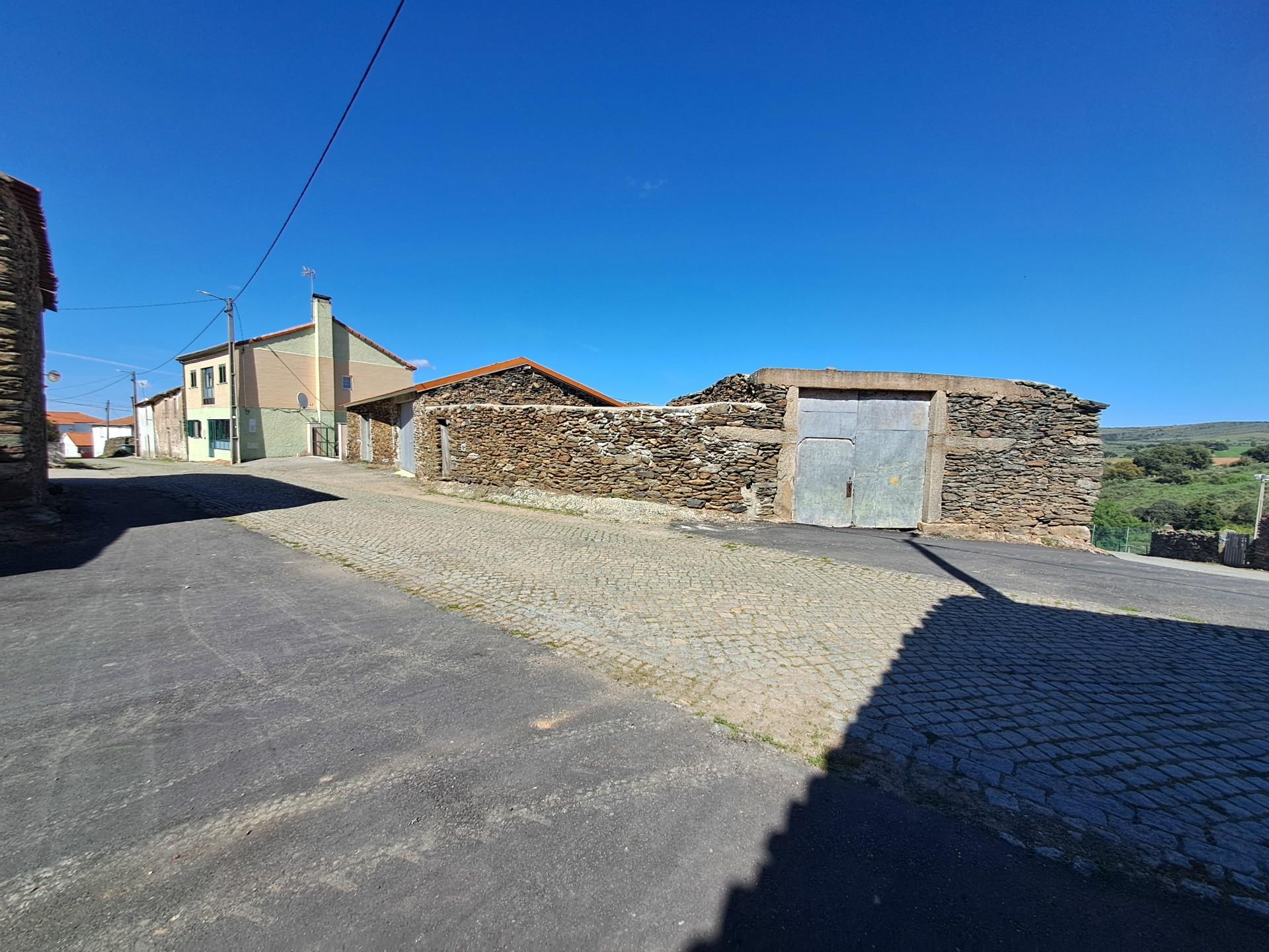 Moradia para restaurar em Teixeira, Miranda do Douro