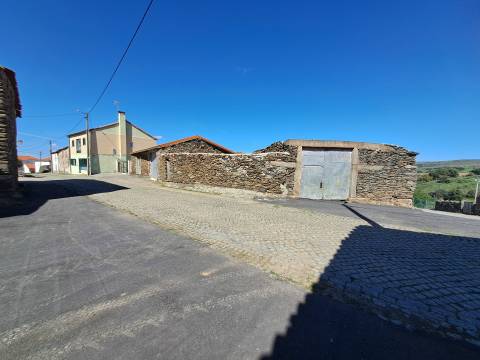 Moradia para restaurar em Teixeira, Miranda do Douro
