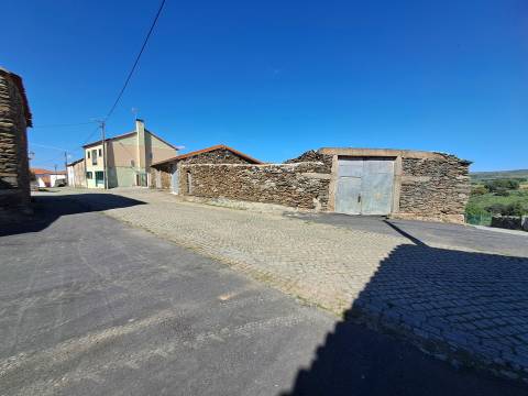 Moradia para restaurar em Teixeira, Miranda do Douro