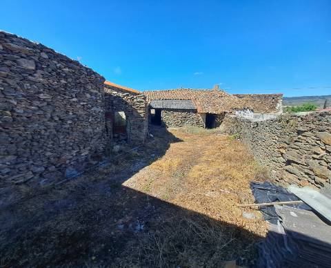 Moradia para restaurar em Teixeira, Miranda do Douro