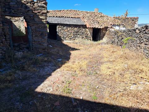 Moradia para restaurar em Teixeira, Miranda do Douro