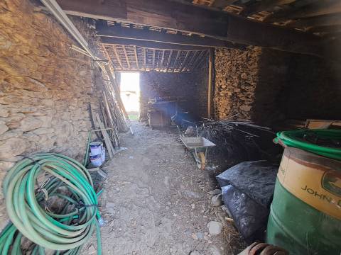 Moradia para restaurar em Teixeira, Miranda do Douro