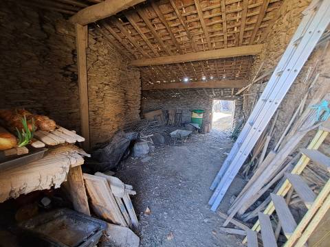 Moradia para restaurar em Teixeira, Miranda do Douro