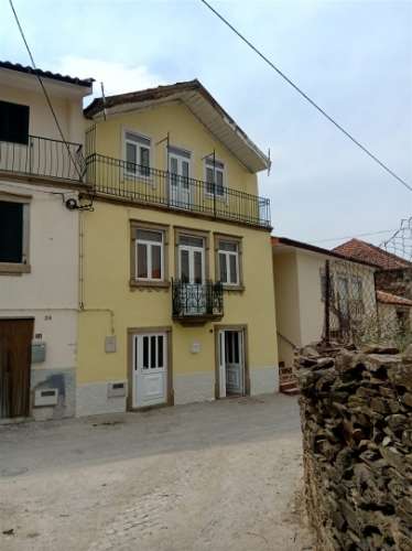 Moradia T3 com quintal em Castelo Branco, Mogadouro