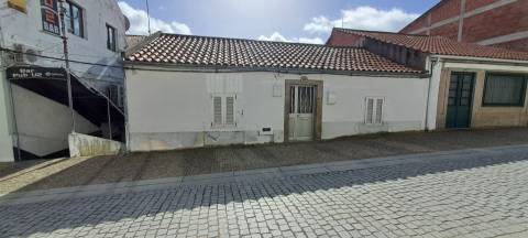 Moradia para restaurar T2 em Miranda do Douro