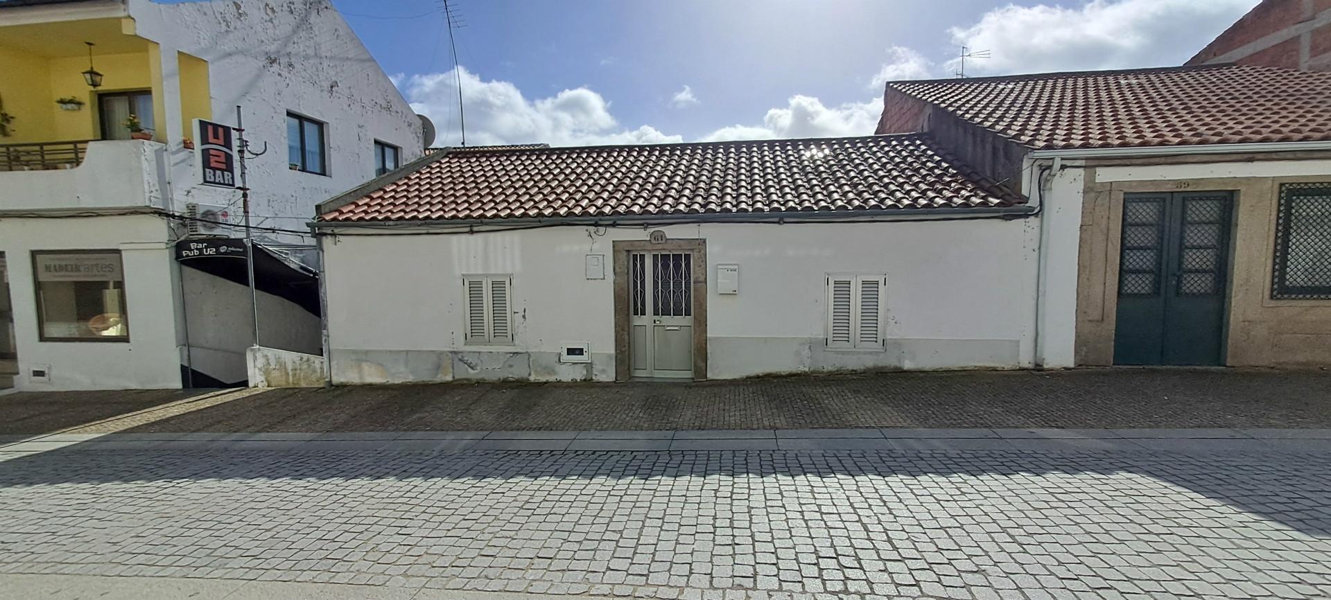 Moradia para restaurar T2 em Miranda do Douro