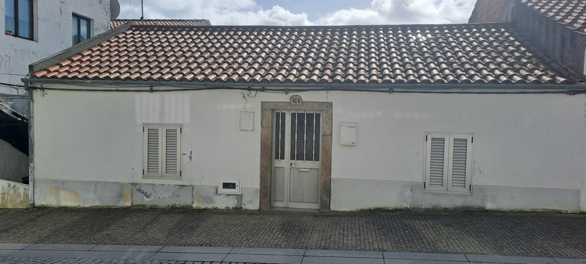 Moradia para restaurar T2 em Miranda do Douro