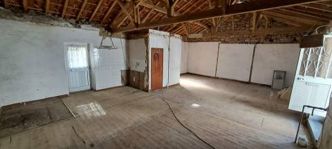 Moradia para restaurar T2 em Miranda do Douro